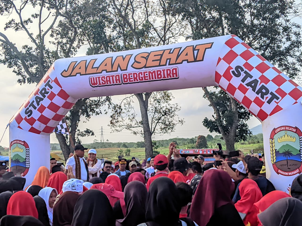 H. Nanang Ermanto Buka Road Show Jalan Sehat Gembira 2024 di Desa Way Huwi.