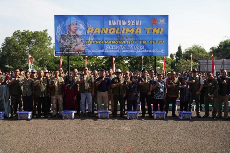 Panglima TNI Bagikan Ratusan Paket Sembako dan Tanam Pohon 