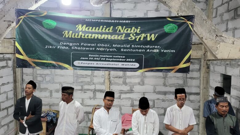 Dalam Memperingati Kelahiran Nabi Muhammad SAW PonPes Arroudhatul Wahida Gelar Pawai Obor Dan Santunan Anak Yatim