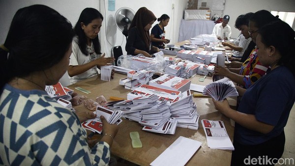 KPU Masih Lipat Kertas Suara Sebulan Jelang Coblosan Pilgub Jakarta 2024