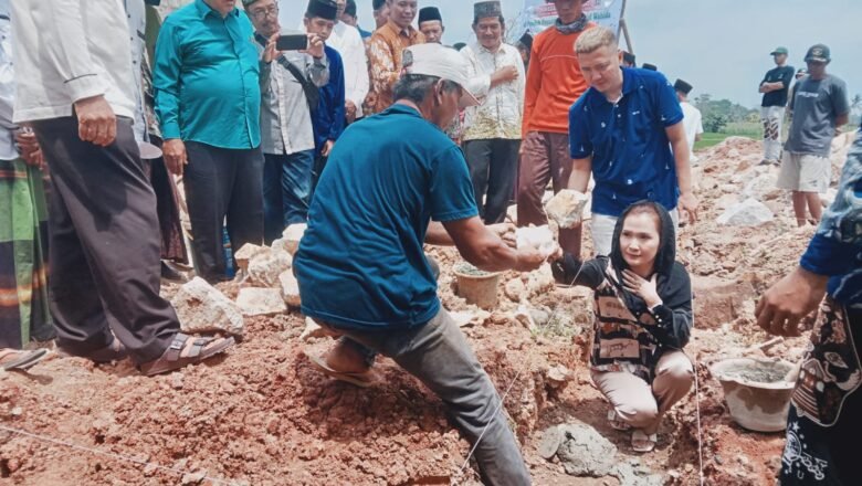 Letakan Batu Pertama di Asrama Ponpes Arroudhotul Wahida, Amelia Nanda Sari Serukan Pendidikan