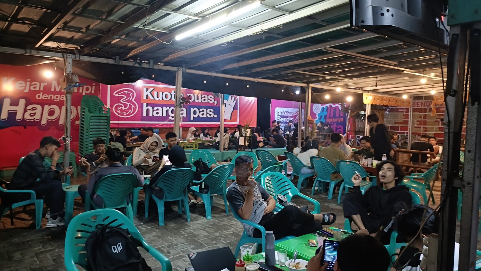 Foto Dok. Faiz: Suasana Malam Hari Waroeng Ridho dipenuhi Pelanggan.