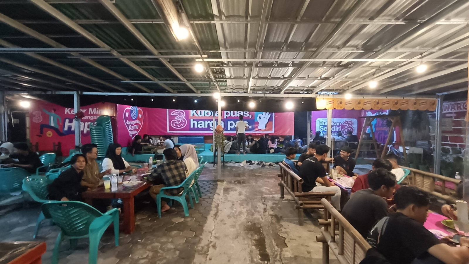 Foto Dok. Faiz: Suasana Malam Hari dengan Pelanggan yang Ramai mengunjungi Waroeng Ridho.