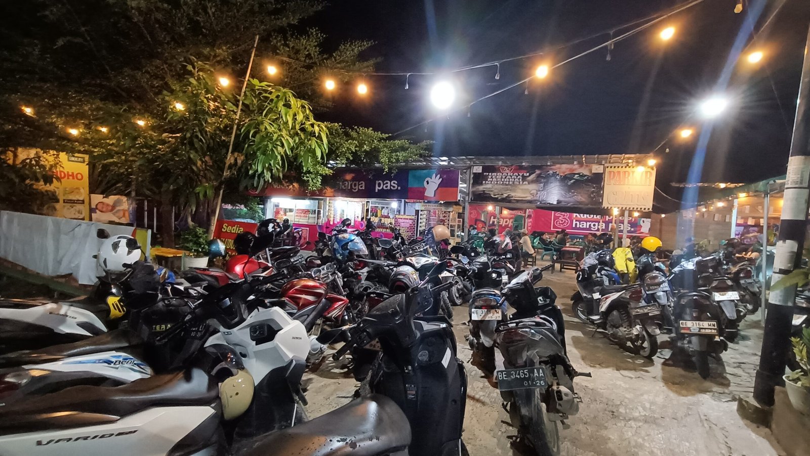 Foto Dok. Faiz: Suasana Tampak Depan Parkir Kendaraan di Waroeng Ridho dipenuhi Pelanggan.
