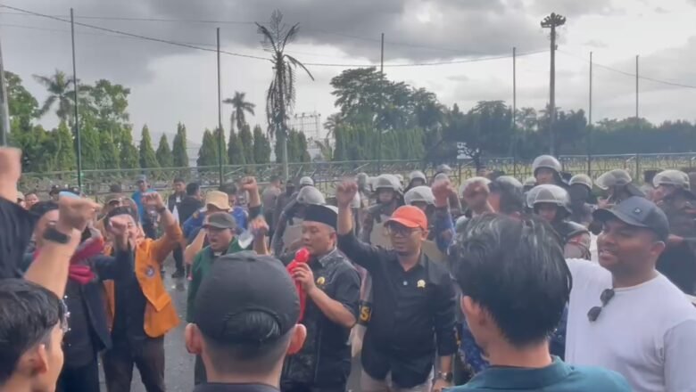 Shalawat Jibril di Bawah Hujan: Mahasiswa Lampung ‘Guncang’ DPRD, Tuntut Kajian Ulang Inpres!