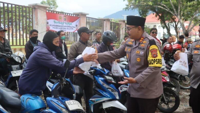 Polres Lampung Selatan Bagikan Ratusan Takjil untuk Pengemudi Ojek dan Petugas Kebersihan