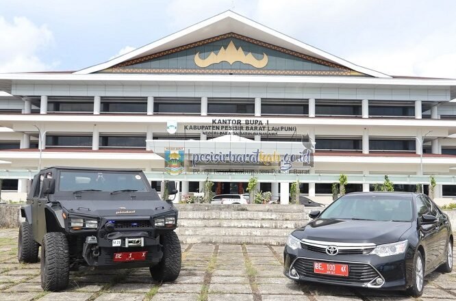 Bupati Pesisir Barat Izinkan Masyarakat Pinjam Kendaraan Dinas untuk Acara Sakral