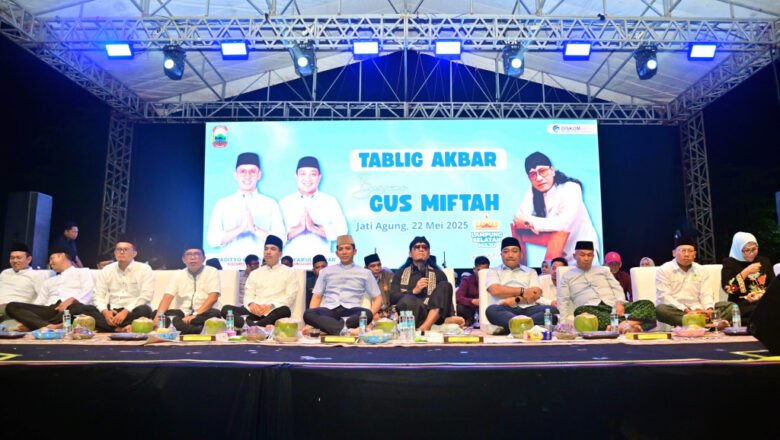 Ribuan Warga Hadiri Tabligh Akbar Gus Miftah di Jati Agung